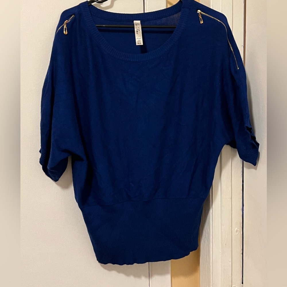 Woman’s Size XL pull over light weight sweater